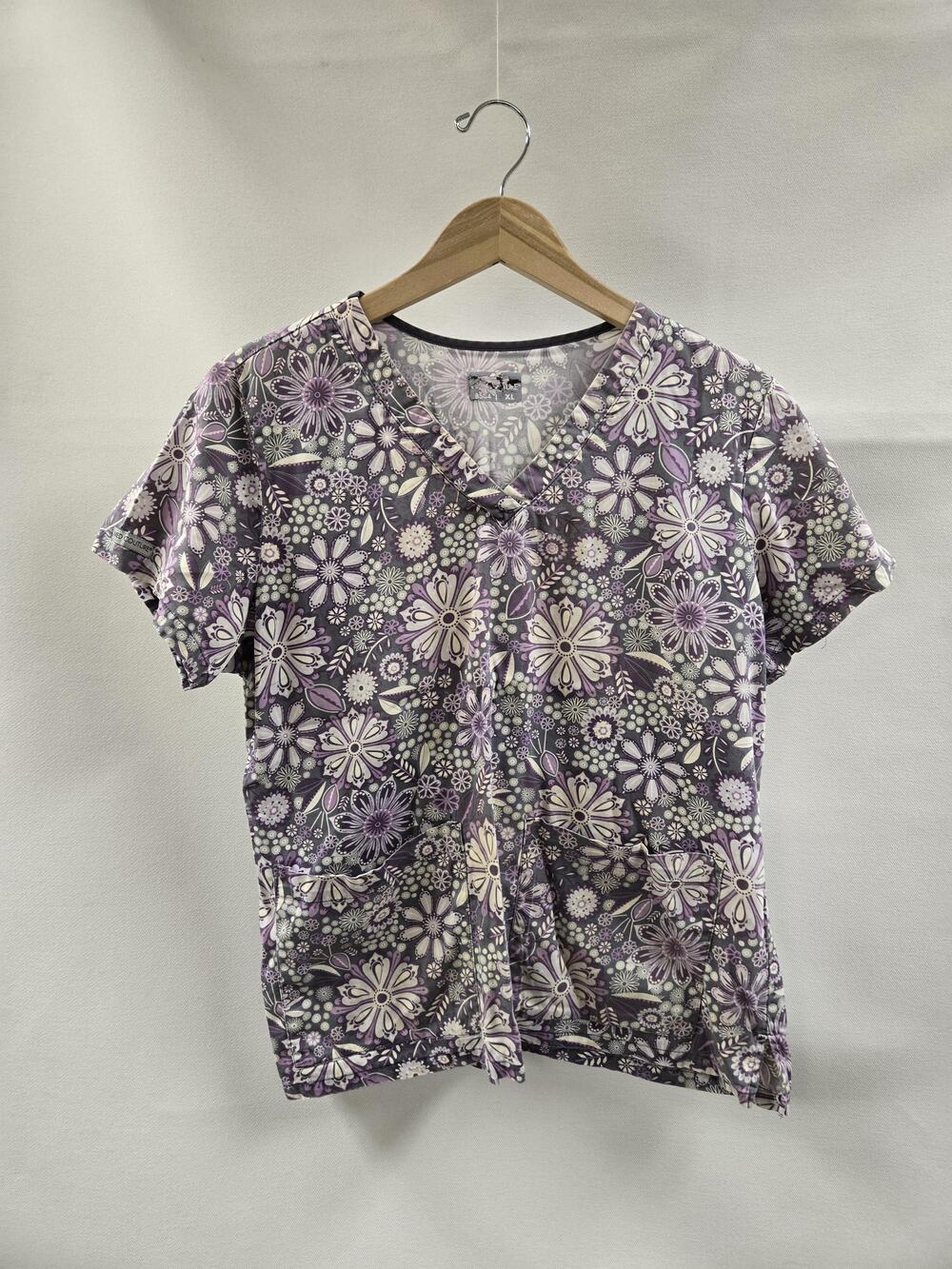 Med Couture Scrub Top Womens XL Purple Floral V-Neck Stretch Pockets 8564